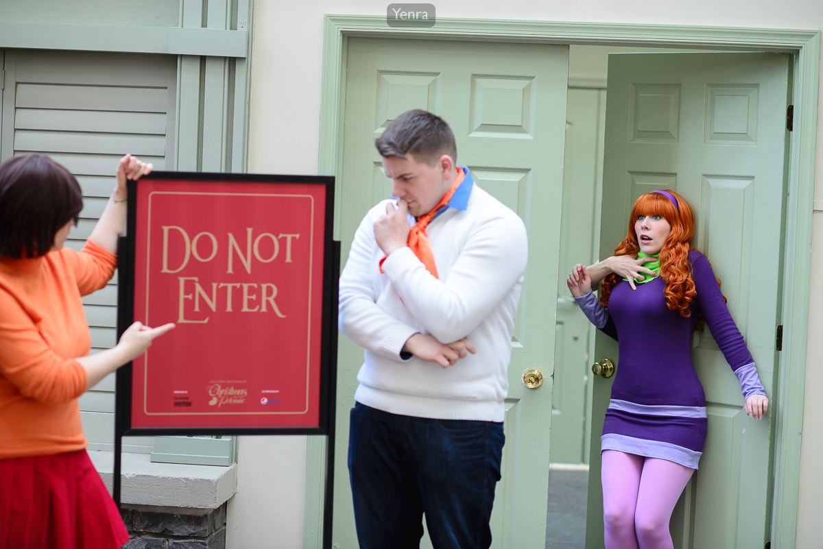 Velma and Fred Oblivious as Daphne Gets Abducted, Scooby Doo