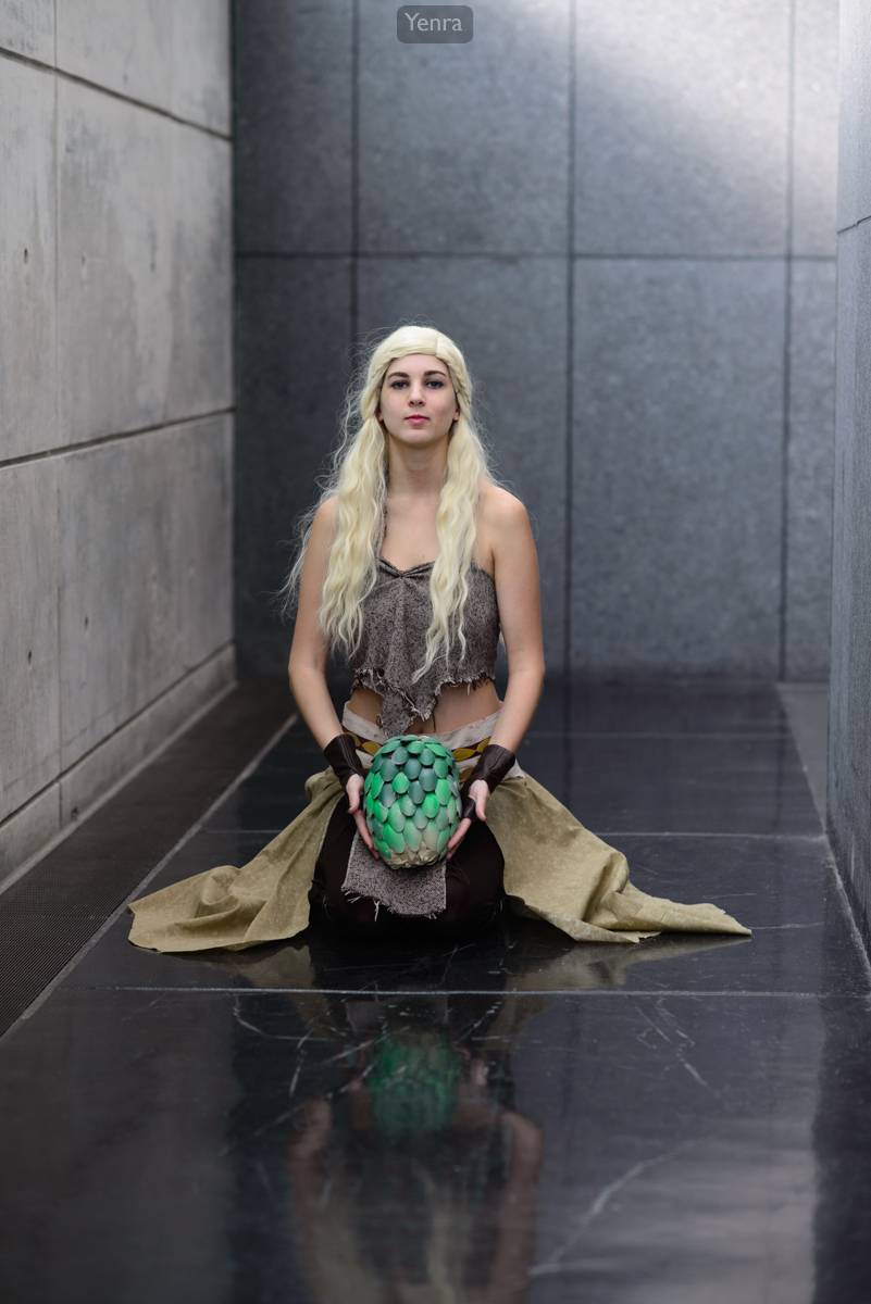 Daenerys kneeling