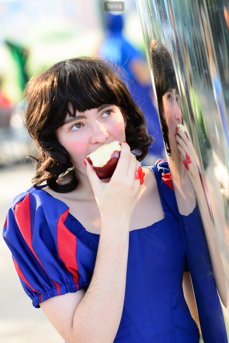 Snow White and apple