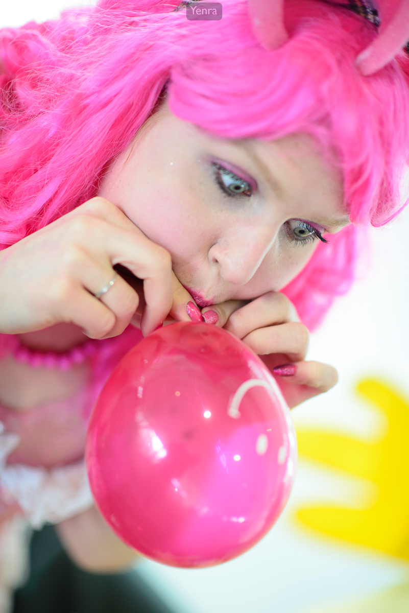 Pinkie Pie does balloons